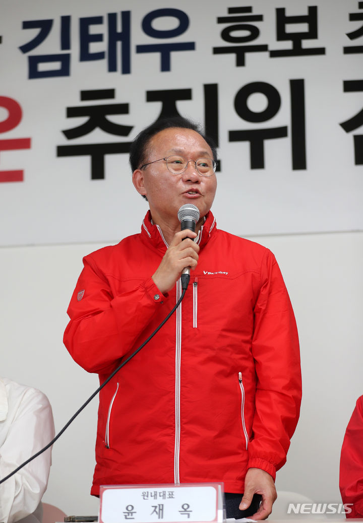 [서울=뉴시스] 김명년 기자 = 윤재옥 국민의힘 원내대표가 2일 오전 서울 강서구 공항동모아타운추진위원회 사무실에서 열린 간담회에서 인사말을 하고 있다. 2023.10.02. kmn@newsis.com