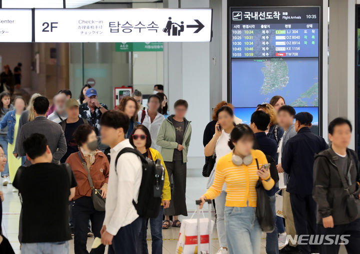 [서울=뉴시스] 김명년 기자 = 추석 연휴 닷새째인 2일 오전 서울 강서구 김포공항 국내선 청사가 귀경객 및 여행객들로 붐비고 있다. 2023.10.02. kmn@newsis.com