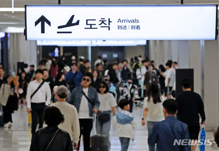 [서울=뉴시스] 김명년 기자 = 추석 연휴 닷새째인 지난 2일 오전 서울 강서구 김포공항 국내선 청사가 귀경객 및 여행객들로 붐비고 있다. 2023.10.02. kmn@newsis.com