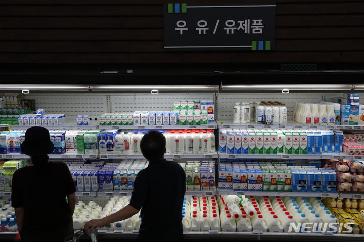 [서울=뉴시스] 권창회 기자 = 지난 2일 오전 서울 시내 대형마트에 진열된 우유. 2023.10.02. kch0523@newsis.com