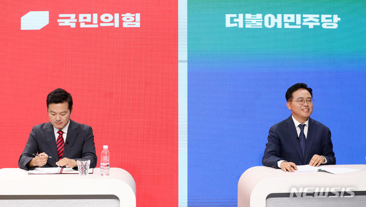 [서울=뉴시스] 조성우 기자 = 진교훈 더불어민주당(오른쪽), 김태우 국민의힘 강서구청장 보궐선거 후보자가 2일 오후 서울 강서구 SK브로드밴드 스튜디오에서 열린 강서구청장 보궐선거 후보자 토론회에 참석해 토론 준비를 하고 있다. 2023.10.02. xconfind@newsis.com