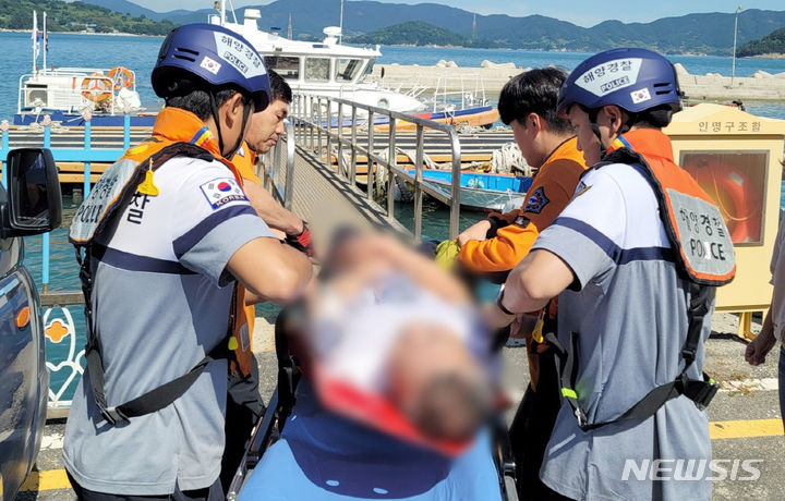 [광주=뉴시스] 섬지역에서 벌쏘임 응급환자 이송하는 여수해양경찰서. (사진=여수해양경찰서 제공). photo@newsis.com *재판매 및 DB 금지