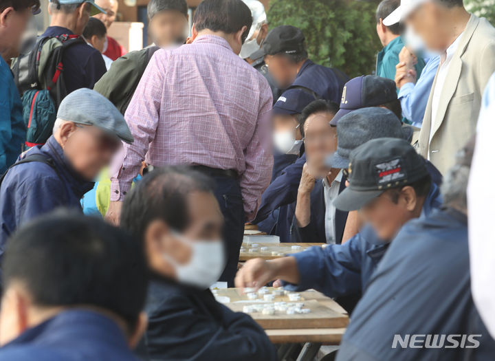 [서울=뉴시스] 김명원 기자 = 노인의 날인 2일 서울 종로구 탑골공원 주변에 어르신들이 장기를 두며 시간을 보내고 있다. 2023.10.02. kmx1105@newsis.com