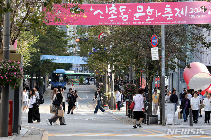 [서울=뉴시스] 조성우 기자 = 서울 연세로 대중교통전용지구 운용이 재개된 2일 오후 서울 서대문구 신촌 연세로에서 시민들이 오가고 있다. 연세로는 버스, 16인승 이상 승합차, 긴급차량, 자전거만 통행이 허용되며, 택시는 오후 11시부터 다음 날 오전 5시까지 제한적으로 다닐 수 있다. 2023.10.02. xconfind@newsis.com