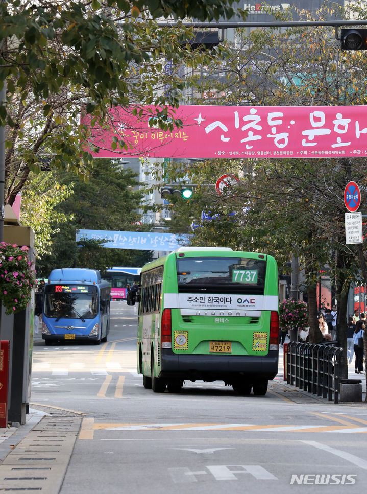[서울=뉴시스] 조성우 기자 = 서울 연세로 대중교통전용지구 운용이 재개된 2일 오후 서울 서대문구 신촌 연세로에서 버스가 통행하고 있다. 연세로는 버스, 16인승 이상 승합차, 긴급차량, 자전거만 통행이 허용되며, 택시는 오후 11시부터 다음 날 오전 5시까지 제한적으로 다닐 수 있다. 2023.10.02. xconfind@newsis.com