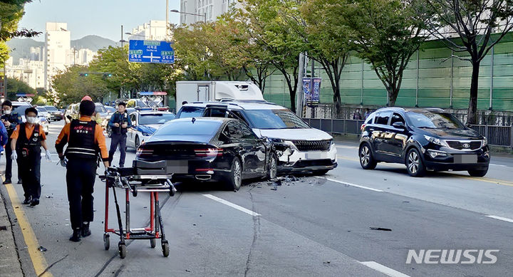 [광주=뉴시스] 2일 오후 광주 북구 매곡동 한 도로에서 승용차량 1대가 역주행해 차량 3대를 잇따라 충돌했다. (사진=독자제공). photo@newsis.com *재판매 및 DB 금지