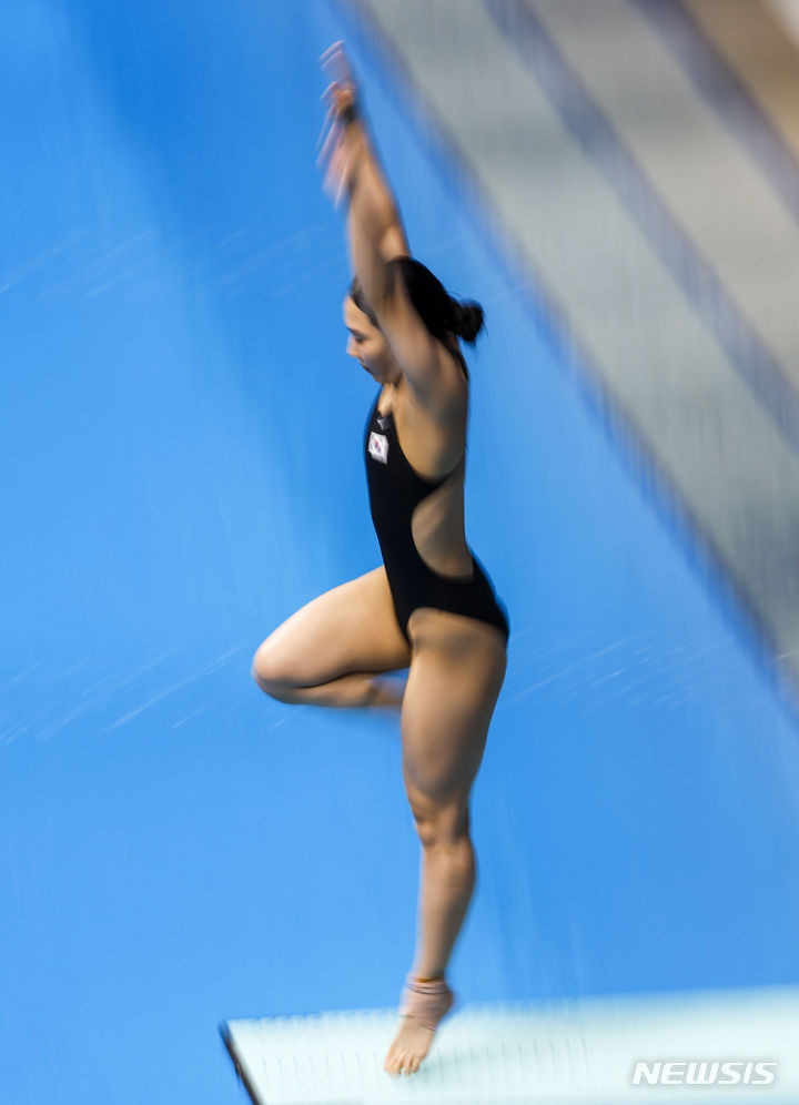 [항저우=뉴시스] 정병혁 기자 = 2일 오후 중국 항저우 올림픽 스포츠센터 수영장에서 열린 2022 항저우 아시안게임 다이빙 여자 1ｍ 스프링보드 결승 5차시기, 김수지가 다이빙을 시도하고 있다. 이날 김수지는 총점 267.10으로 동메달을 획득했다. 2023.10.02. jhope@newsis.com