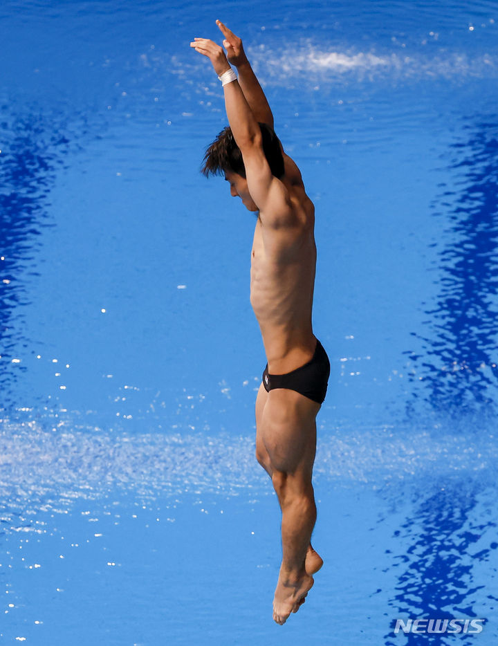 [항저우=뉴시스] 정병혁 기자 = 2일 오후 중국 항저우 올림픽 스포츠센터 수영장에서 열린 2022 항저우 아시안게임 다이빙 남자 1ｍ 스프링보드 결승 1차시기, 김영택이 연기를 펼치고 있다. 2023.10.02. jhope@newsis.com
