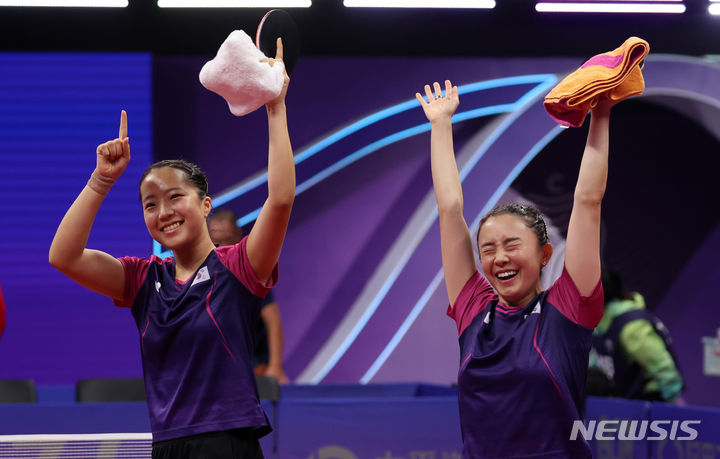 [항저우=뉴시스] 고승민 기자 = 2일 중국 항저우 공슈 캐널 스포츠파크 짐내시움에서 열린 2022 항저우 아시안게임 여자 탁구 복식 결승 한국 대 북한 경기, 세트스코어 4:1로 북한에 승리를 거두고 금메달을 획득한 전지희, 신유빈이 세레머니를 하며 기뻐하고 있다. 2023.10.02. kkssmm99@newsis.com
