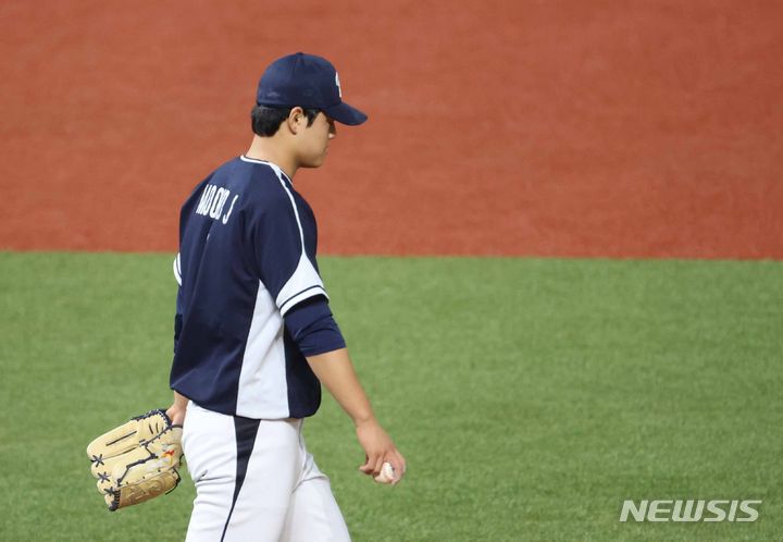 [사오싱=뉴시스] 조수정 기자 = 2일 중국 저장성 사오싱 1야구장에서 열린 2022 항저우 아시안게임 야구 B조 조별리그 2차전 대한민국 대 대만 경기에 앞서, 한국 선발투수 문동주가 1회말 대만에 한점을 허용한 뒤 아쉬워하고 있다. 2023.10.02. chocrystal@newsis.com