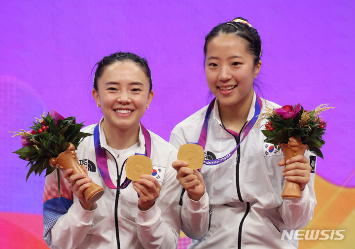 [항저우=뉴시스] 고승민 기자 = 2일 중국 항저우 공슈 캐널 스포츠파크 짐내시움에서 열린 2022 항저우 아시안게임 여자 탁구 복식 결승 한국 대 북한 경기, 세트스코어 4:1로 북한에 승리를 거두고 금메달을 획득한 전지희, 신유빈이 시상식 후 금메달을 들고 포즈를 취하고 있다. 2023.10.02. kkssmm99@newsis.com