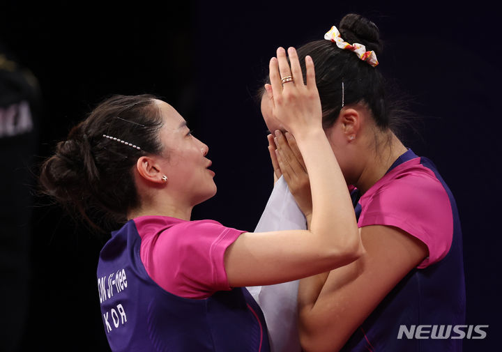 [항저우=뉴시스] 고승민 기자 = 2일 중국 항저우 공슈 캐널 스포츠파크 짐내시움에서 열린 2022 항저우 아시안게임 여자 탁구 복식 결승 한국 대 북한 경기, 세트스코어 4:1로 북한에 승리를 거두고 금메달을 획득한 신유빈이 울음을 터뜨리자 전지희가 함께 기뻐하고 있다. 2023.10.02. kkssmm99@newsis.com