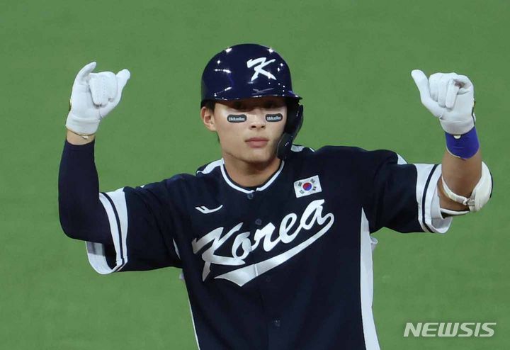 [사오싱=뉴시스] 조수정 기자 = 2일 중국 저장성 사오싱 1야구장에서 열린 2022 항저우 아시안게임 야구 B조 조별리그 2차전 대한민국 대 대만 경기, 2회초 1사 주자없는 상황 한국 윤동희가 안타를 날리고 루에 안착해 세리머니 하고 있다. 2023.10.02. chocrystal@newsis.com