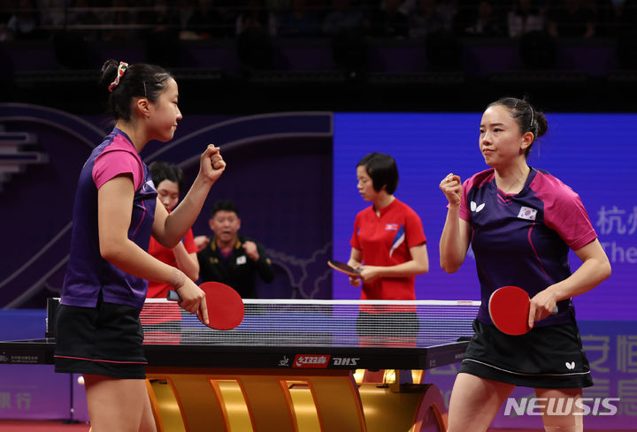 [항저우=뉴시스] 고승민 기자 = 2일 중국 항저우 공슈 캐널 스포츠파크 짐내시움에서 열린 2022 항저우 아시안게임 여자 탁구 복식 결승 한국 대 북한 경기, 공격을 성공시킨 한국 전지희, 신유빈이 기뻐하고 있다. 2023.10.02. kkssmm99@newsis.com