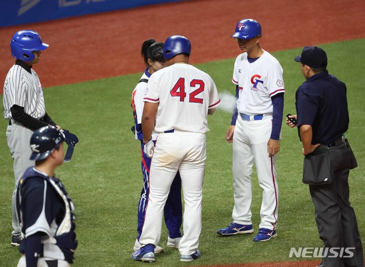 [사오싱=뉴시스] 조수정 기자 = 2일 중국 저장성 사오싱 1야구장에서 열린 2022 항저우 아시안게임 야구 B조 조별리그 2차전 대한민국 대 대만 경기, 8회말 대만 리하오위가 한국 마무리투수 고우석의 투구가 몸에 맞아 처치받고 있다. 2023.10.02. chocrystal@newsis.com