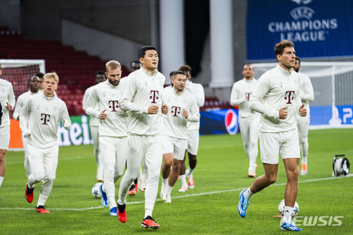 [코펜하겐=AP/뉴시스] 바이에른 뮌헨의 김민재(가운데)가 2일(현지시각) 덴마크 코펜하겐의 파르켄 스타디움에서 동료들과 훈련하고 있다. 바이에른 뮌헨은 3일 이곳에서 2023~24 유럽축구연맹(UEFA) 챔피언스리그(UCL) FC 코펜하겐과 조별리그 2차전을 치른다. 2023.10.03.