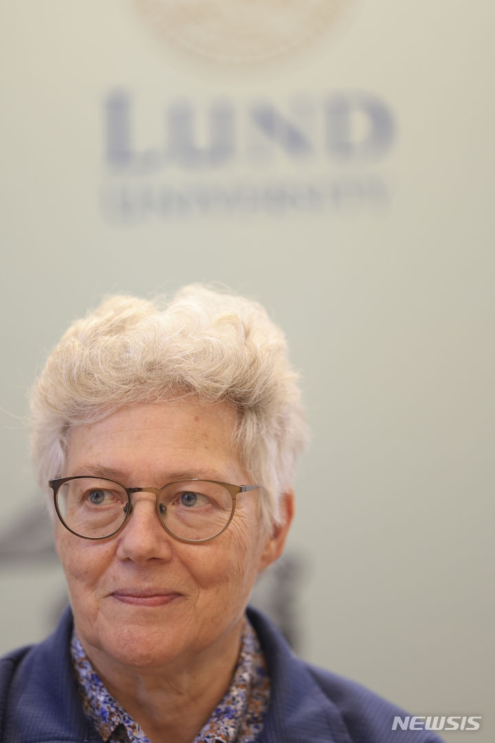 [룬드(스웨덴)=AP/뉴시스] 3일(현지시간) 역대 다섯번째 여성 노벨 물리학상 수상자의 영예를 안은 안 륄리에 스웨덴 룬드대 교수(65)는 수상 소식을 접했을 때는 강의 중이었다며 소감을 전했다. 사진은 올해 노벨 물리학상 수상자 안 륄리에가 이날 스웨덴 룬드대학교에서 기자들 앞에 나선 모습. 