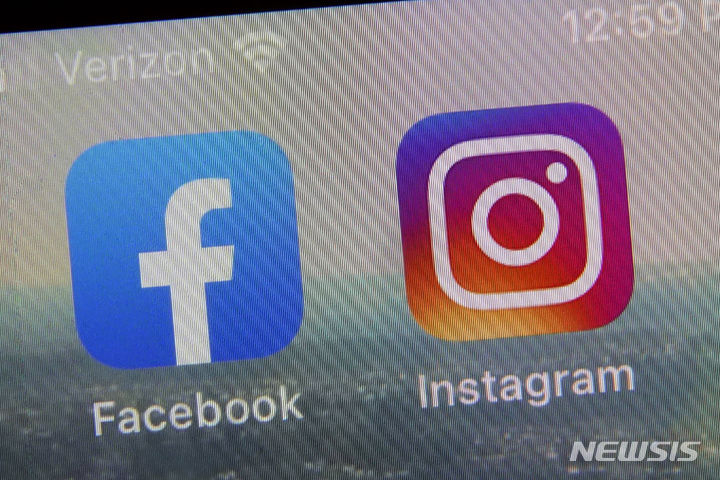 [뉴욕=AP/뉴시스] 메타(Meta)가 유럽에서 자사 소셜미디어인 인스타그램과 페이스북의 광고 제거 유료 구독 서비스 출시를 검토 중이라고 미국 AP통신과 월스트리트저널(WSJ) 등 외신이 3일(현지시간) 전했다. 사진은 페이스북과 인스타그램 모바일 앱. 2023.10.04.