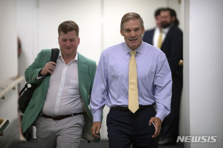 [워싱턴=AP/뉴시스]4일(현지시간) 폴리티코와 CNN 등에 따르면 짐 조던 하원 법사위원장(오른쪽)이 이날 차기 하원의장직에 도전하겠다고 밝혔다. 사진은 조던 위원장이 지난 3일 국회의사당에서 회의를 마치고 걸어가는 모습. 2023.10.05