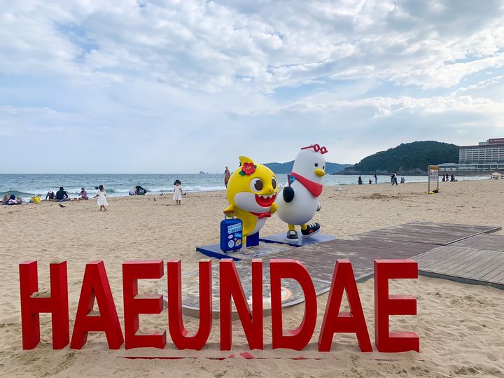 [부산=뉴시스] 부산 해운대해수욕장에 설치된 '부기X핑크퐁 아기상어' 조형물. (사진=부산시 제공) *재판매 및 DB 금지