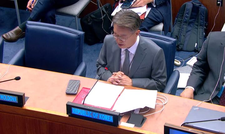 [서울=뉴시스]황준국 주유엔 대사는 2일(현지시간) 미국 뉴욕에서 열린 유엔총회 1위원회 연설에서 "러시아의 우크라이나 침공은 명백한 유엔 헌장과 국제법 위반이고, 북한이 핵무기와 탄도미사일 프로그램을 꾸준히 추구하고 있다"고 지적했다. (사진=유엔 웹티비 캡쳐). 2023.10.03 *재판매 및 DB 금지