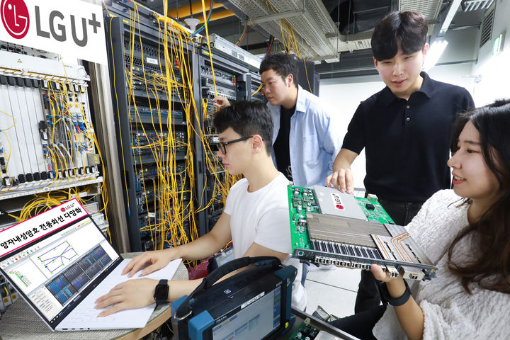 [서울=뉴시스] LG유플러스가 양자내성암호 사업 경쟁력을 강화하기 위해 지난해 출시한 유플러스(U+)양자내성암호 전용회선 상품 라인업을 3종으로 확대했다고 3일 밝혔다. 사진은 LG유플러스 임직원이 양자내성암호 전용회선 서비스를 점검하는 모습 (사진=LG유플러스 제공) *재판매 및 DB 금지
