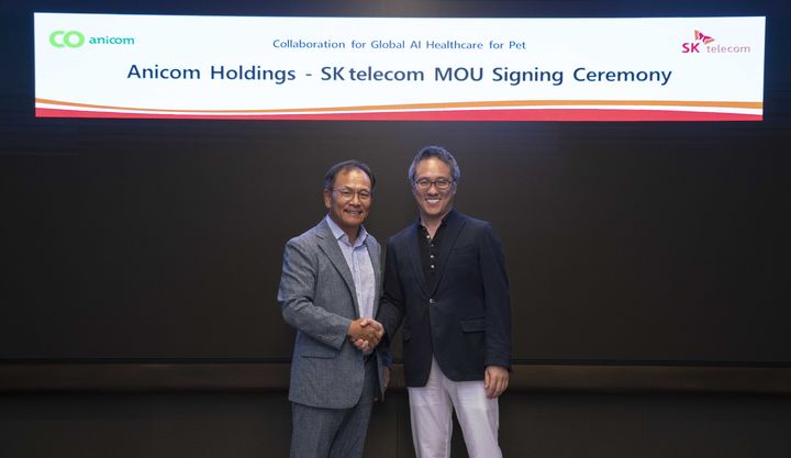 [서울=뉴시스] SK텔레콤이 반려동물 인공지능(AI) 헬스케어 서비스 '엑스칼리버'의 일본 진출을 위해 지난달 20일 일본 반려동물 보험그룹사 애니콤 홀딩스와 전략적 파트너십을 체결했다고 3일 밝혔다. 사진은 하민용 SK텔레콤 최고사업개발책임자(CDO)와 코모리 노부아키 일본 애니콤 홀딩스 회장(오른쪽)이 업무협약을 체결하고 기념촬영을 하는 모습 (사진=SK텔레콤 제공) *재판매 및 DB 금지