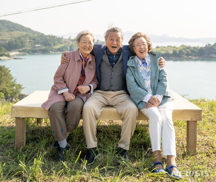 [창원=뉴시스] 남해를 배경으로 촬영한 영화 '소풍' 한 장면.(사진=경남도 제공)