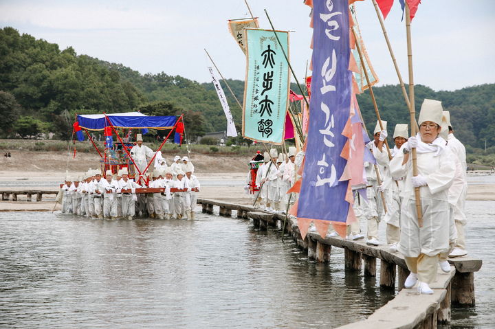 영주 무섬외나무다리축제에서 전통상여 행렬이 재연되고 있다. (사진=영주시 제공) *재판매 및 DB 금지