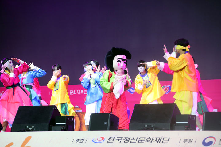  [안동=뉴시스] 옛 안동역 특설무대에서 '안동국제탈춤페스티벌2023' 개막식이 열리고 있다. (사진=안동시 제공) *재판매 및 DB 금지