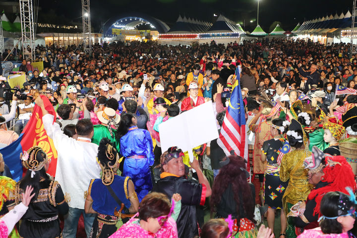 옛 안동역 특설무대에서 열린 '2023 안동국제탈춤페스티벌' 개막식에서 대동난장이 열리고 있다. (사진=안동시 제공)&nbsp; *재판매 및 DB 금지