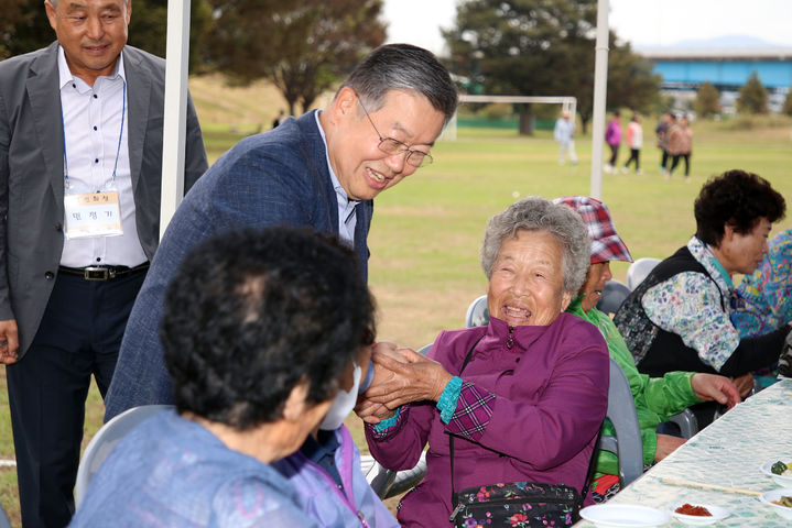 [밀양=뉴시스] 안지율 기자 = 박일호 경남 밀양시장이 3일 하남체육공원에서 열린 제25회 하남읍민 건강걷기 및 한마음체육대회에 참석해 어르신들을 격려하고 있다. (사진=밀양시 제공) 2023.10.03. photo@newsis.com  *재판매 및 DB 금지