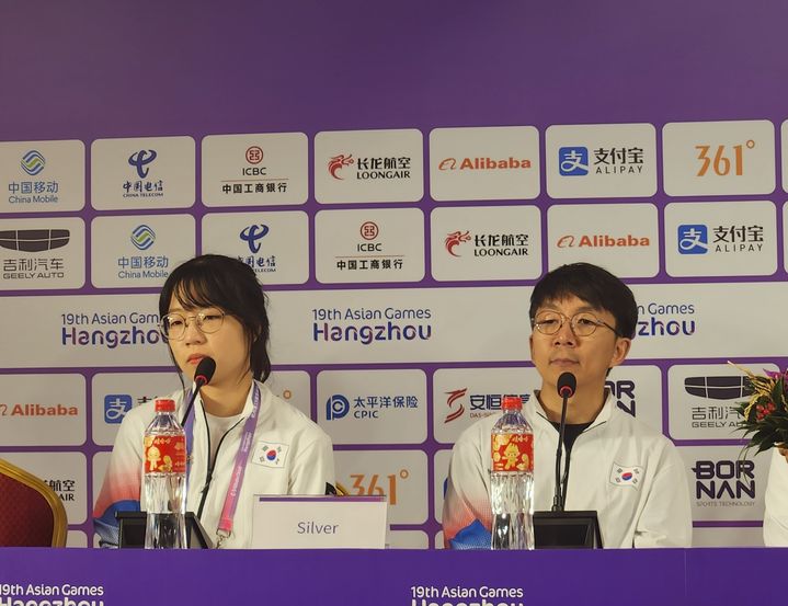 [항저우=뉴시스] 이명동 기자 = 3일 중국 항저우 중국기원 분원 국제교류센터에서 열린 아시안게임 바둑 여자 단체전 결승 뒤 최정(왼쪽) 9단과 목진석 바둑 대표팀 감독이 공식 기자회견에 참석하고 있다. 2023.10.03. ddingdong@newsis.com *재판매 및 DB 금지