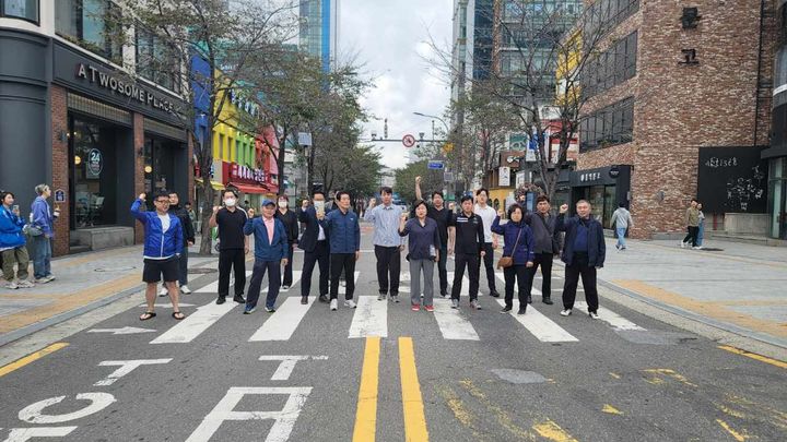 [서울=뉴시스]신촌 연세로로 나선 서대문구 주민들.(사진=서대문구 제공) *재판매 및 DB 금지