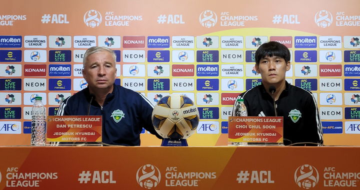 [서울=뉴시스]전북 ACL2차전 사전기자회견 단페트레스쿠감독 최철순선수. 2023.10.03. (사진=전북현대 제공) *재판매 및 DB 금지