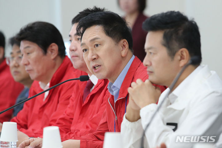 [서울=뉴시스] 권창회 기자 = 김기현 국민의힘 대표가 3일 오전 서울 강서구 대방빌딩에서 열린 한국공항공사 자회사 전국공항노조 간담회에서 인사말을 하고 있다. 2023.10.03. kch0523@newsis.com
