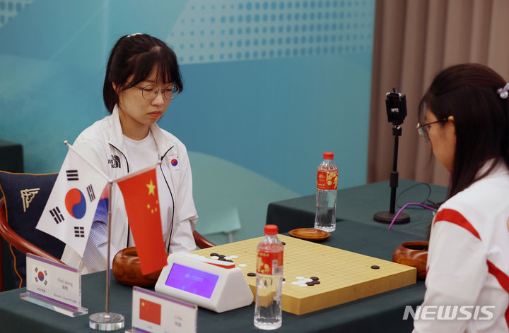 [항저우=뉴시스] 고승민 기자 = 3일 중국 항저우 기원에서 열린 2022 항저우 아시안게임 여자 바둑 단체전 결승 한국 대 중국 경기, 한국 최정이 중국 리허와 대국을 하고 있다. 2023.10.03. kkssmm99@newsis.com