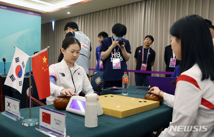 [항저우=뉴시스] 고승민 기자 = 3일 중국 항저우 기원에서 열린 2022 항저우 아시안게임 여자 바둑 단체전 결승 한국 대 중국 경기, 한국 김은지가 중국 우이밍과 대국을 펼치고 있다. 2023.10.03. kkssmm99@newsis.com