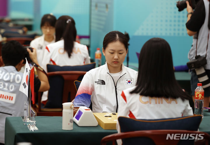 [항저우=뉴시스] 고승민 기자 = 3일 중국 항저우 기원에서 열린 2022 항저우 아시안게임 여자 바둑 단체전 결승 한국 대 중국 경기, 한국 김은지와 최정이 중국 우이밍과 리허와 대국을 하고 있다. 2023.10.03. kkssmm99@newsis.com