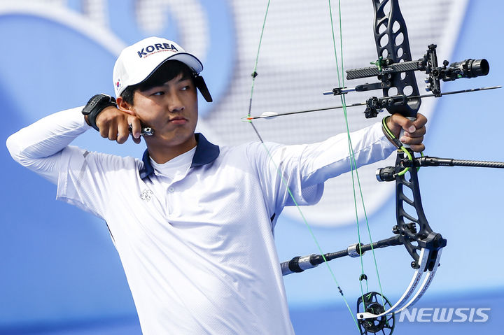 [항저우=뉴시스] 정병혁 기자 = 3일 중국 항저우 푸양 인후 스포츠센터에서 열린 2022 항저우 아시안게임 양궁 컴파운드 남자 개인 8강전 주재훈 대 말레이시아 주와이디의 경기, 주재훈이 활을 쏘고 있다. 2023.10.03. jhope@newsis.com
