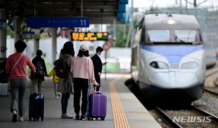 [광주=뉴시스] 이영주 기자 = 연휴 마지막날인 3일 오전 광주 광산구 광주송정역에서 귀경객들이 용산으로 향하는 기차를 기다리고 있다. 2023.10.03. leeyj2578@newsis.com