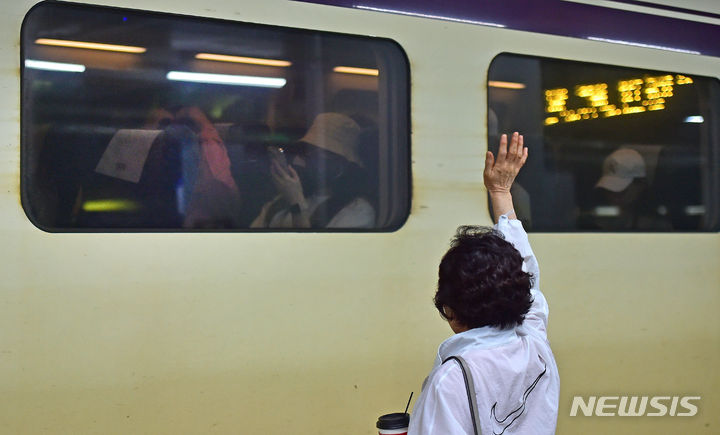 [대구=뉴시스] 이무열 기자 = 추석 연휴 마지막 날인 3일 동대구역에서 한 시민이 열차에 탑승한 가족을 향해 손을 흔들며 인사하고 있다. 2023.10.03. lmy@newsis.com