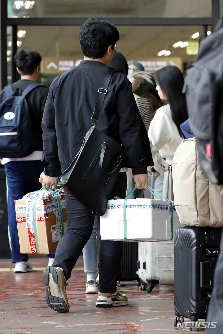 [서울=뉴시스] 최동준 기자 = 개천절이자 추석 연휴 마지막 날인 3일 서울 서초구 고속버스터미널에서 시민들이 귀경하고 있다. 2023.10.03. photocdj@newsis.com
