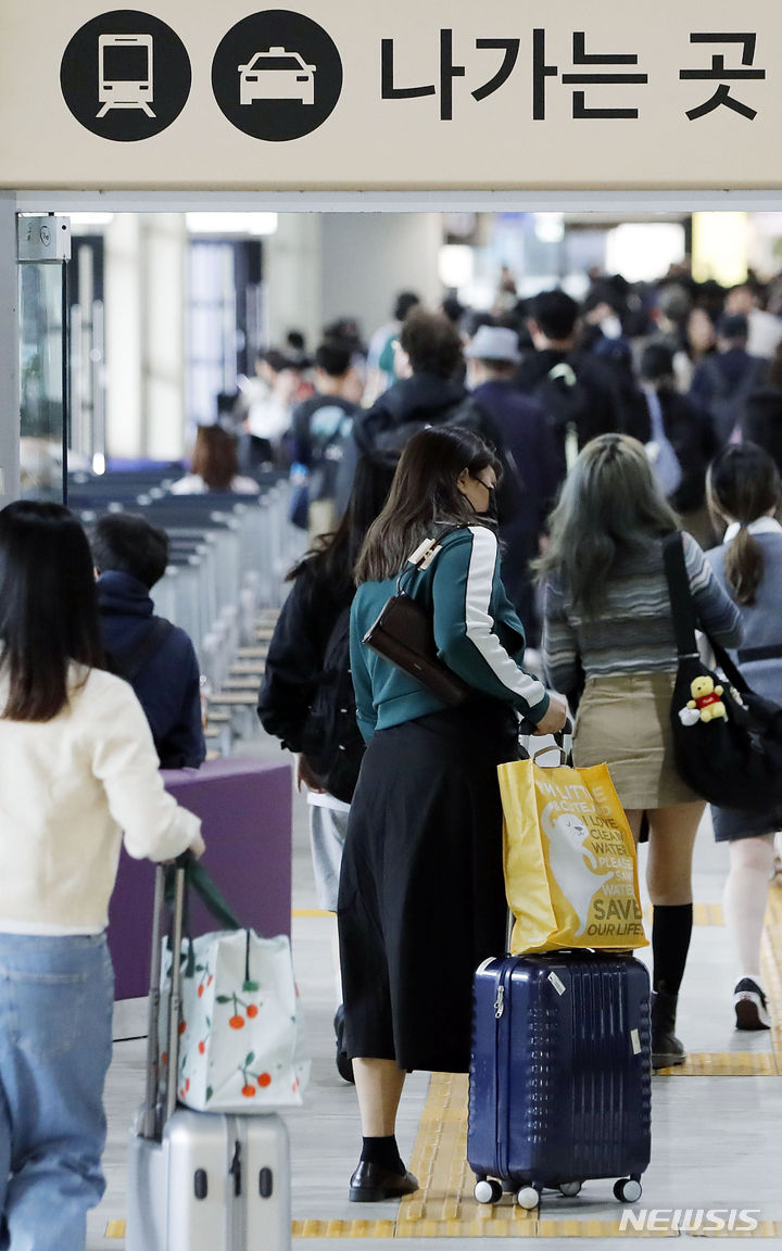 [서울=뉴시스] 최동준 기자 = 개천절이자 추석 연휴 마지막 날인 3일 서울 서초구 고속버스터미널에서 시민들이 귀경하고 있다. 2023.10.03. photocdj@newsis.com