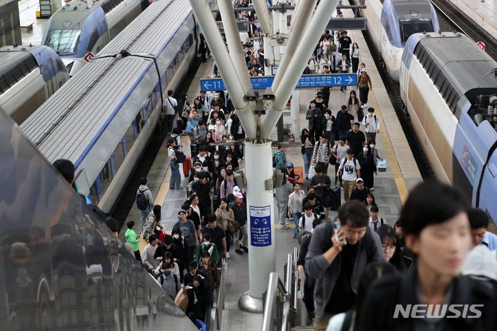 [서울=뉴시스] 김선웅 기자 = 추석 연휴 마지막날이자 개천절인 3일 서울역에서 귀경객들이 열차에서 내려 분주히 움직이고 있다. 2023.10.03. mangusta@newsis.com