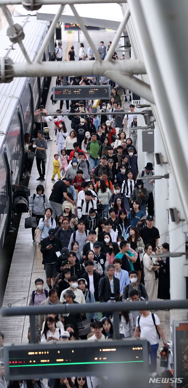 [서울=뉴시스] 김선웅 기자 = 추석 연휴 마지막날이자 개천절인 3일 서울역에서 귀경객들이 열차에서 내려 분주히 움직이고 있다. 2023.10.03. mangusta@newsis.com