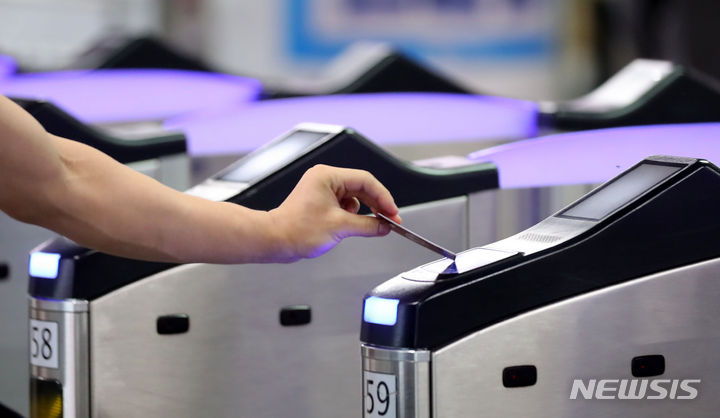 [서울=뉴시스] 김선웅 기자 = 서울 등 수도권 지하철 기본요금이 7일 첫차부터 교통카드 기준 150원 오른 1400원으로 인상된다. 인상된 기본요금은 서울, 인천, 경기, 코레일 등 수도권 전철 구간 전체에 동시 적용된다. 청소년·어린이 요금에 적용되는 할인 비율은 그대로 유지되나 일반 기본요금 인상으로 각각 80원, 50원이 올라 800원, 500원의 요금이 책정됐다. 3일 서울의 한 지하철역에서 승객들이 오가고 있다. 2023.10.03. mangusta@newsis.com