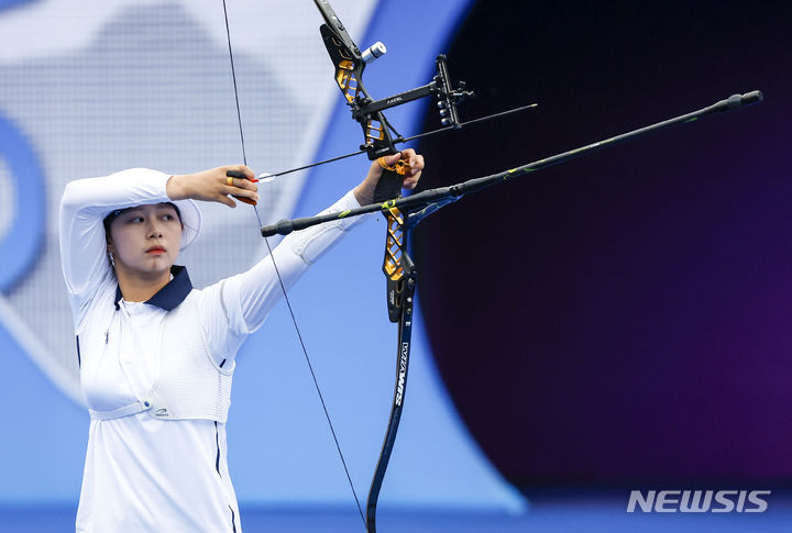 [항저우=뉴시스] 정병혁 기자 = 3일 중국 항저우 푸양 인후 스포츠센터에서 열린 2022 항저우 아시안게임 양궁 리커브 여자 개인 8강전 임시현과 대만의 경기, 임시현이 활을 쏘고 있다. 2023.10.03. jhope@newsis.com