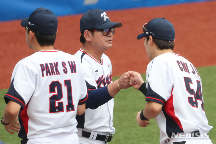 [사오싱=뉴시스] 조수정 기자 = 3일 중국 저장성 사오싱 2야구장에서 열린 2022 항저우 아시안게임 야구 B조 조별리그 3차전 대한민국 대 태국 경기, 한국이 태국에 17:0 콜드게임으로 경기를 마친 뒤 류중일 감독이 선수들을 격려하고 있다. 2023.10.03. chocrystal@newsis.com