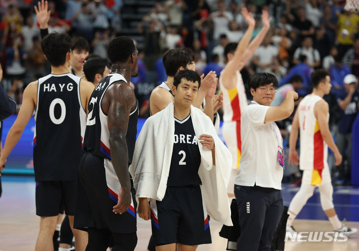 [항저우=뉴시스] 고승민 기자 = 3일 중국 항저우 올림픽 스포츠센터 농구장에서 열린 2022 항저우 아시안게임 남자 농구 8강 한국 대 중국 경기, 84대 70으로 중국에 패한 한국 선수들이 아쉬워하고 있다. 2023.10.03. kkssmm99@newsis.com